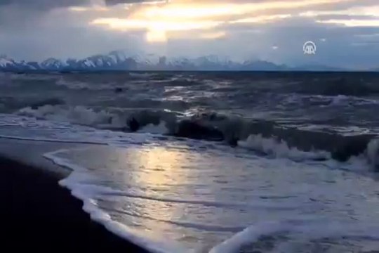 Van Gölü'nde dalga şöleni