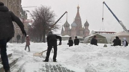 Heavy snowfall buries Moscow