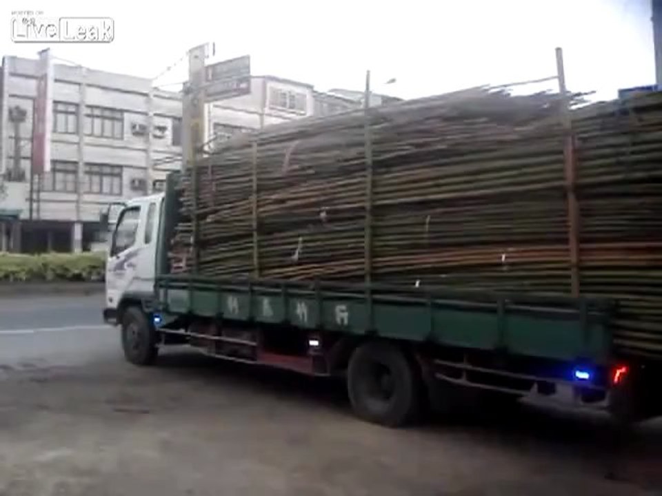 Comment décharger trois tonnes de bambous vite fait