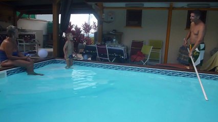 Elewa apprend à nager 1