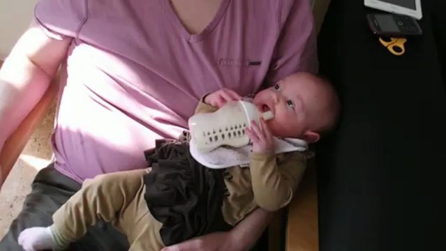 Julie boit son biberon toute seule