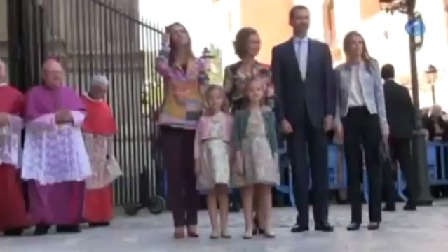 La reina, los príncipes y la infanta Elena asisten a la misa de Pascua