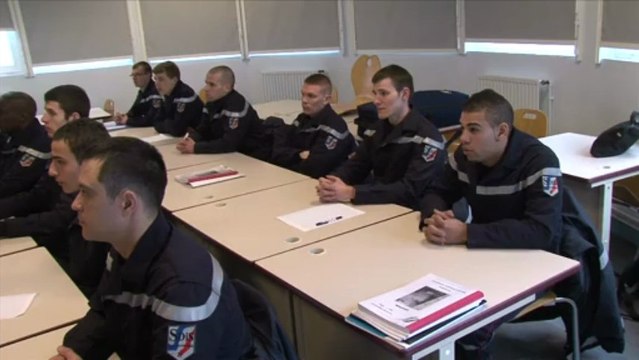 Rencontre entre un ancien et de futurs sapeurs-pompiers volontaires