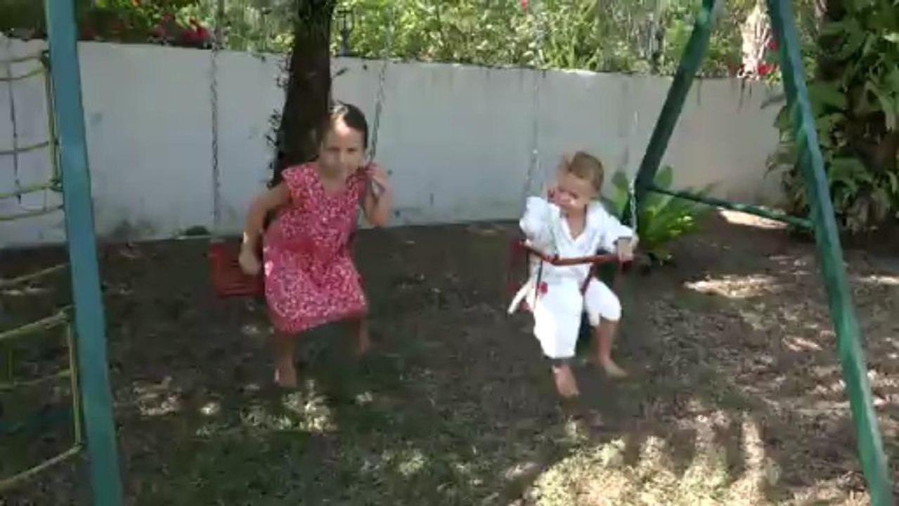 les 2 a la balancoire