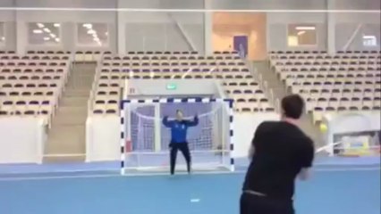 Séance de tennis pour l'entraînement d'un gardien de but