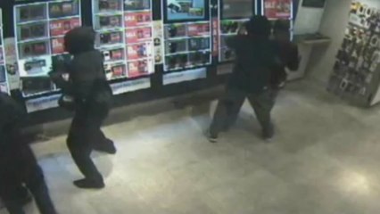 CCTV released of gang 'steaming' mobile phone shops