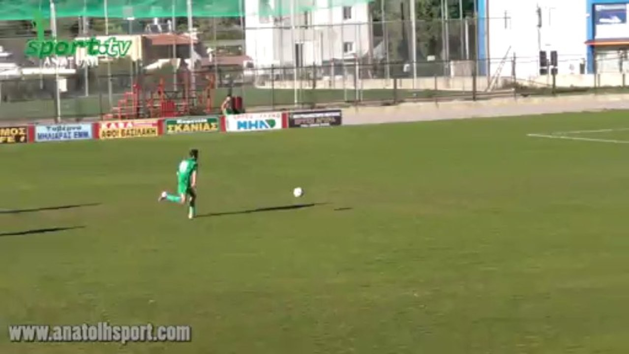 Η σιγουριά του επιθετικού από το κέντρο με...φιλάκια!!!