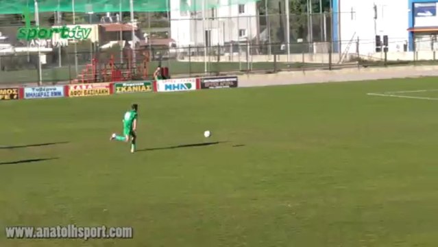 Η σιγουριά του επιθετικού από το κέντρο με...φιλάκια!!!