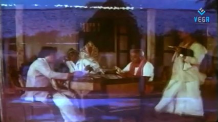 Hot Ambika & Sathyaraj - Aalapiranthavan Movie Part 04