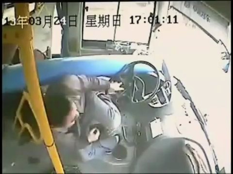 Chanceux du jour : Le lampadaire traverse le pare-brise