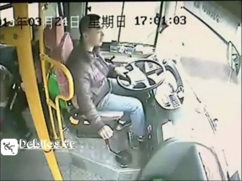 Un bus se prend un lampadaire !