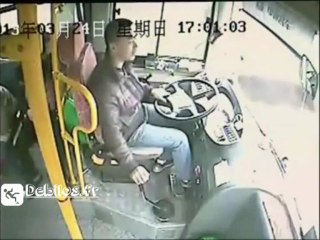 Un bus se prend un lampadaire !