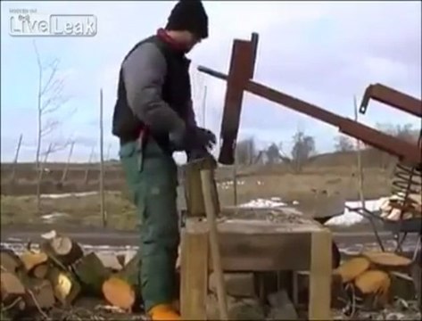 un astucieux système pour couper des bûches de bois - DIY