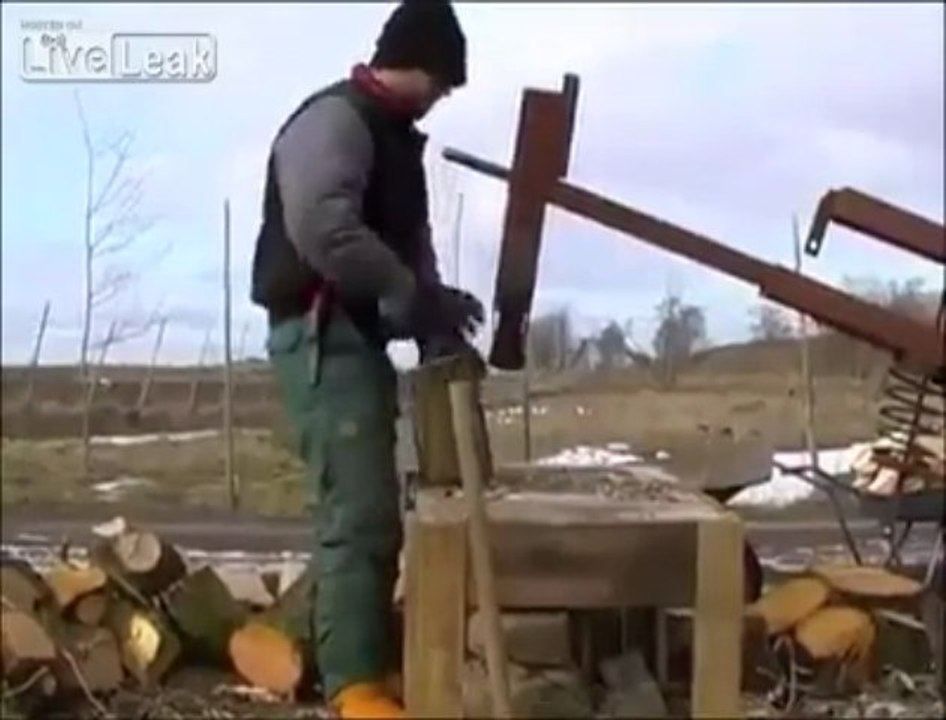 un astucieux système pour couper des bûches de bois - DIY