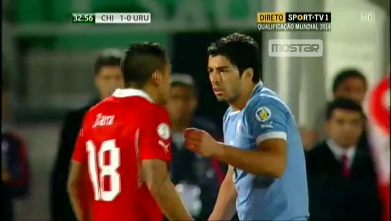 Luis Suarez argues with a Chilean Player in Italian Way