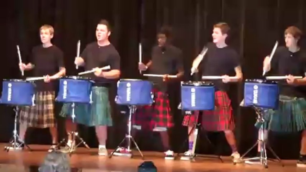 Cinq étudiants en kilt remportent un concours grâce à leur belle prestation à la batterie
