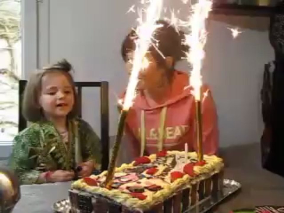 Zoé souffle les bougies de ses 3 ans