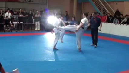 Il met KO son adversaire avec une frappe digne de Bruce Lee
