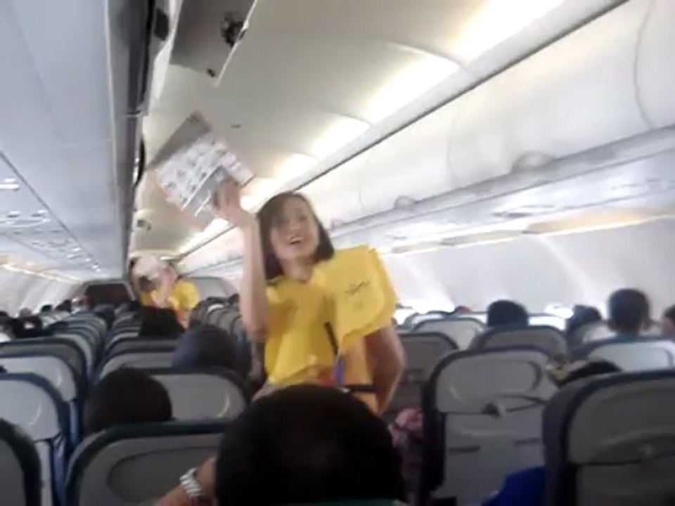 Hôtesses CEBU Pacific  - Consignes sécurité -
