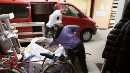 Roy Andersson Filming the scene  " the couple on the beach"