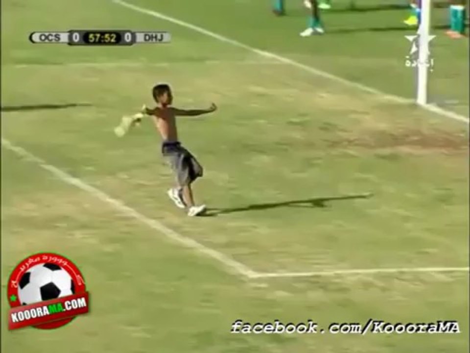 لقطة أسبوع طفل يقتحم ملعب أسفي يعبر بطريقته الخاصة - YouTube