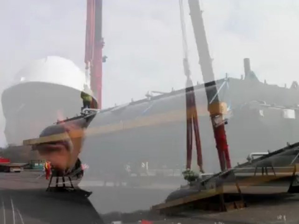 Mise à l'eau des batardeaux au Port de l'Aube