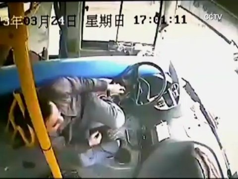 Impresionante hazaña del chofer de un autobús en China