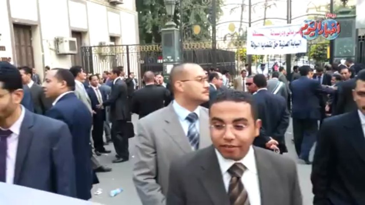 مستشارو الدولة يتظاهرون أمام التأسيسية