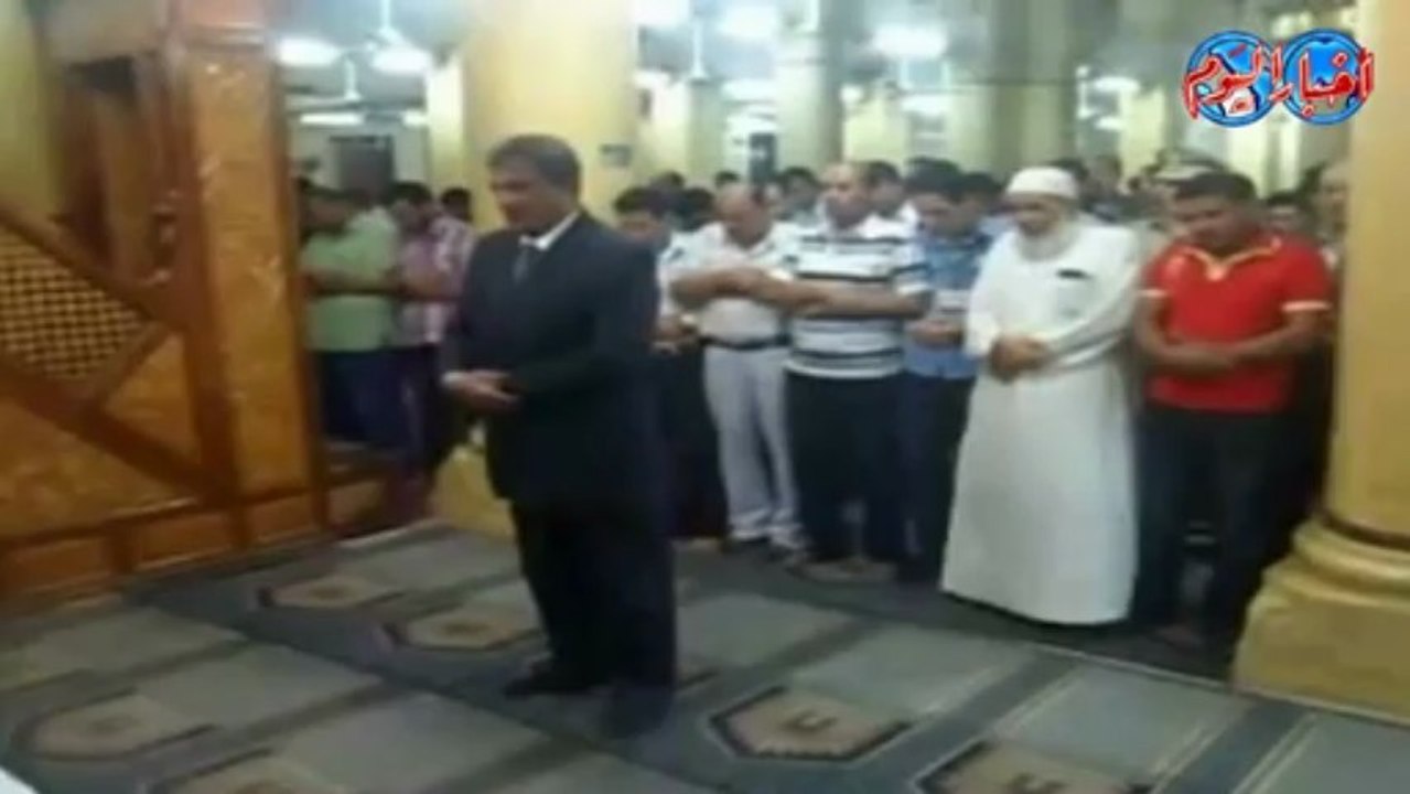 مدير أمن الغربية يؤم المصلين فى جنازة شهداء الشرطة
