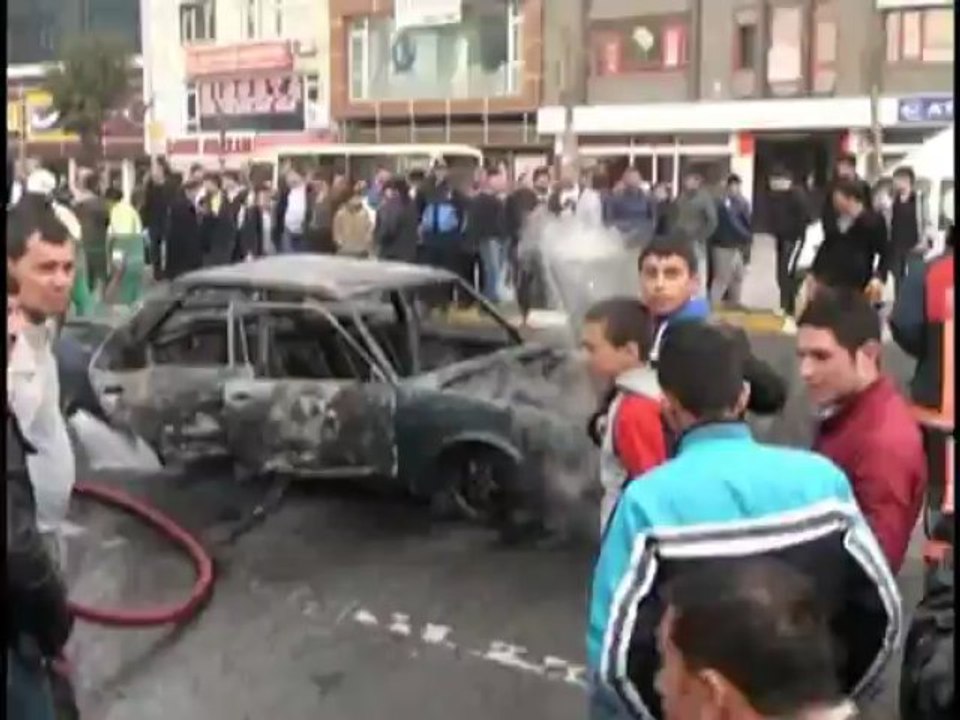İstanbul Esenyurtta seyir halindeki araç alev alev yandı