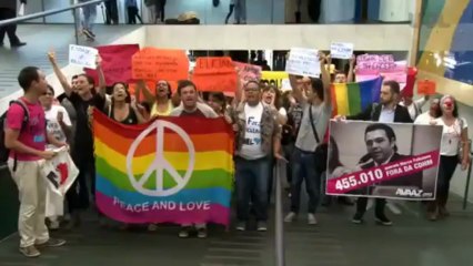 Deputado Pastor Marco Feliciano Ordem de Prisao de Manifestante na CDHM - UOL - 27/03/2013