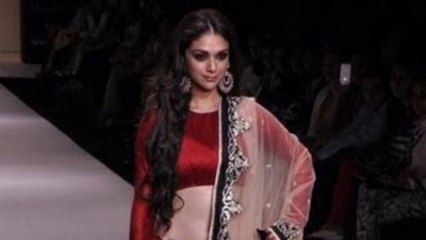 Télécharger la video: Aditi Rao Hydari Walks Ramp For Payal Singhal @ Lakme Fashion Week !