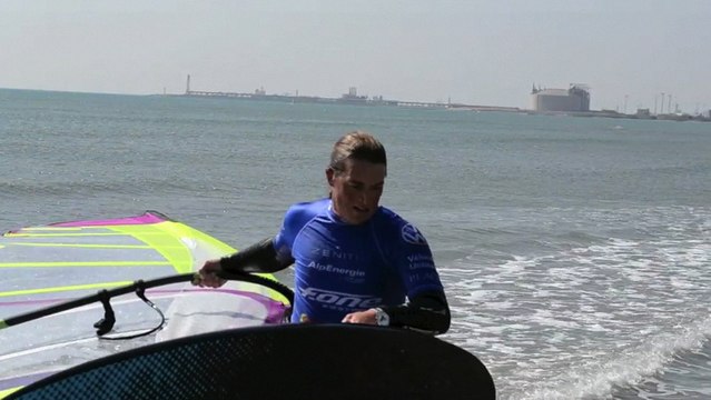 Alex Caizergues en windsurf pour la Sosh Cup 2013