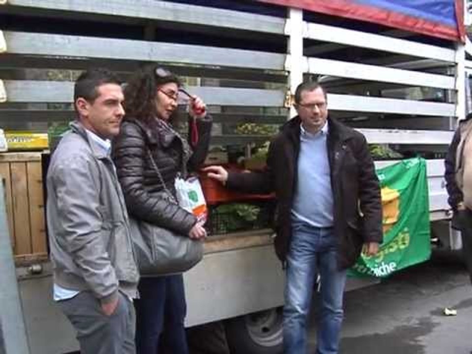 Napoli - Volontari portano cibo allo zoo Edenlandia (27.03.13)