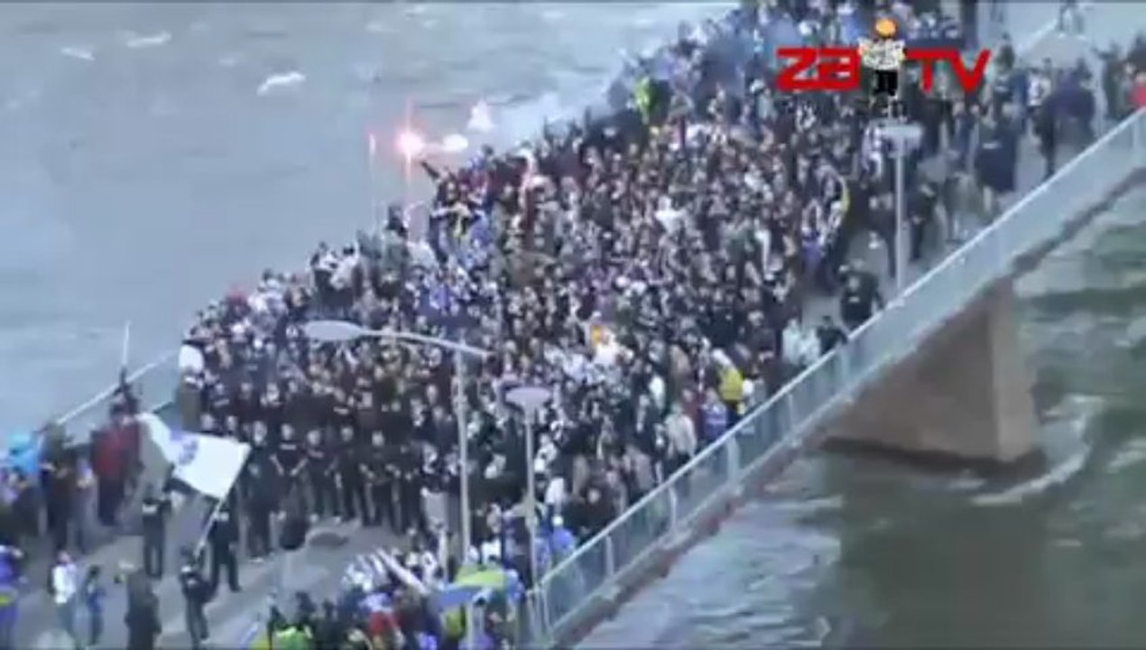 Βόσνιοι οπαδοί χοροπηδούν πάνω σε γέφυρα