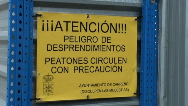 Cierre del Paseo Marítimo por derrumbes en Candás, Asturias