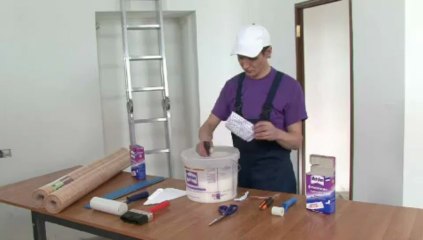Наклеивание обоев на стены