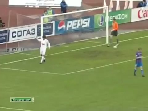 Roberto Carlos firma un autógrafo en pleno partido