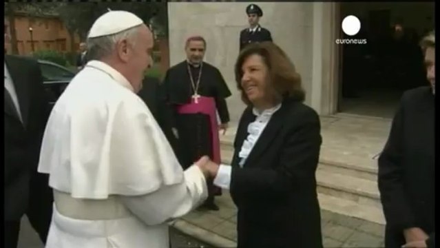 Le pape François lave les pieds de détenus romains