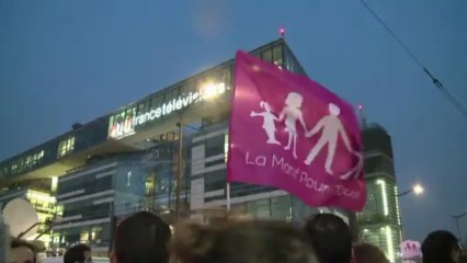 Anti-gay marriage protesters demonstrate at Hollande TV speech