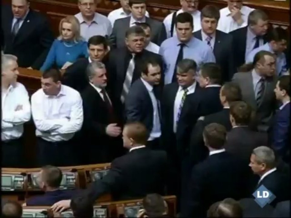 Monumental pelea en el parlamento de Ucrania