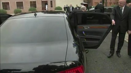 Pope washes prisoners' feet in unprecedented Easter rite