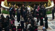 El papa Francisco saluda a los Príncipes de Asturias y a Mariano Rajoy, entre otros