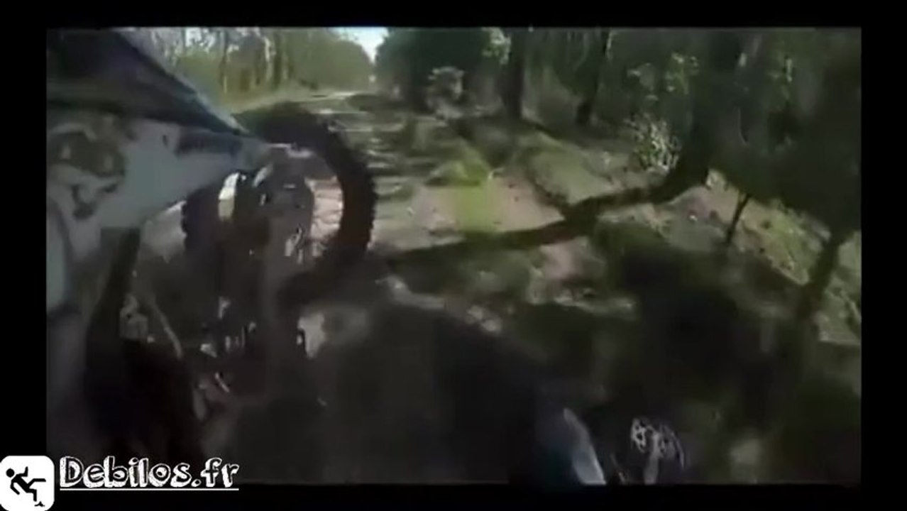 Crash à trois en Motocross !