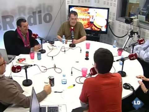 Luis Herrero arroja una botella de agua a Fernando Sánchez Dragó