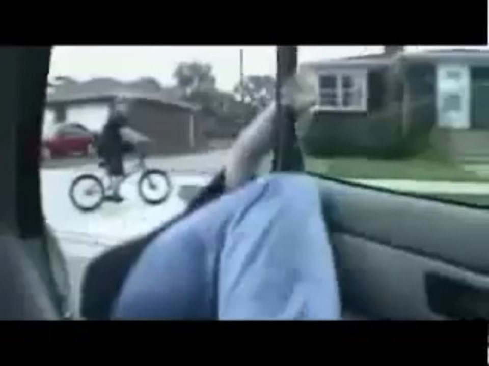 Il tombe de la voiture alors que celle-ci est en train de rouler et se prend un autre véhicule en pleine tête !