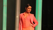 Kareena Kapoor Walks The Ramp @ Lakme Fashion Week 2013 !