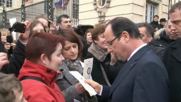 François Hollande se fait tracter par Ni bonnes Ni Nonnes Ni pigeonnes