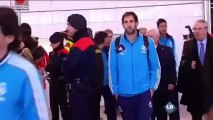 Cientos de aficionados reciben al Real Madrid en Barcelona antes del clásico de Copa del Rey