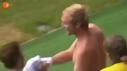 ‫لاعبة كرة قدم سويدية تحيي الجماهير بخلع قميصها‬ - YouTube